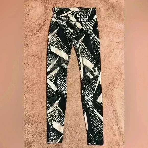 Lululemon Leggings in Black and White (Women's Size 6) - Picture 3 of 10